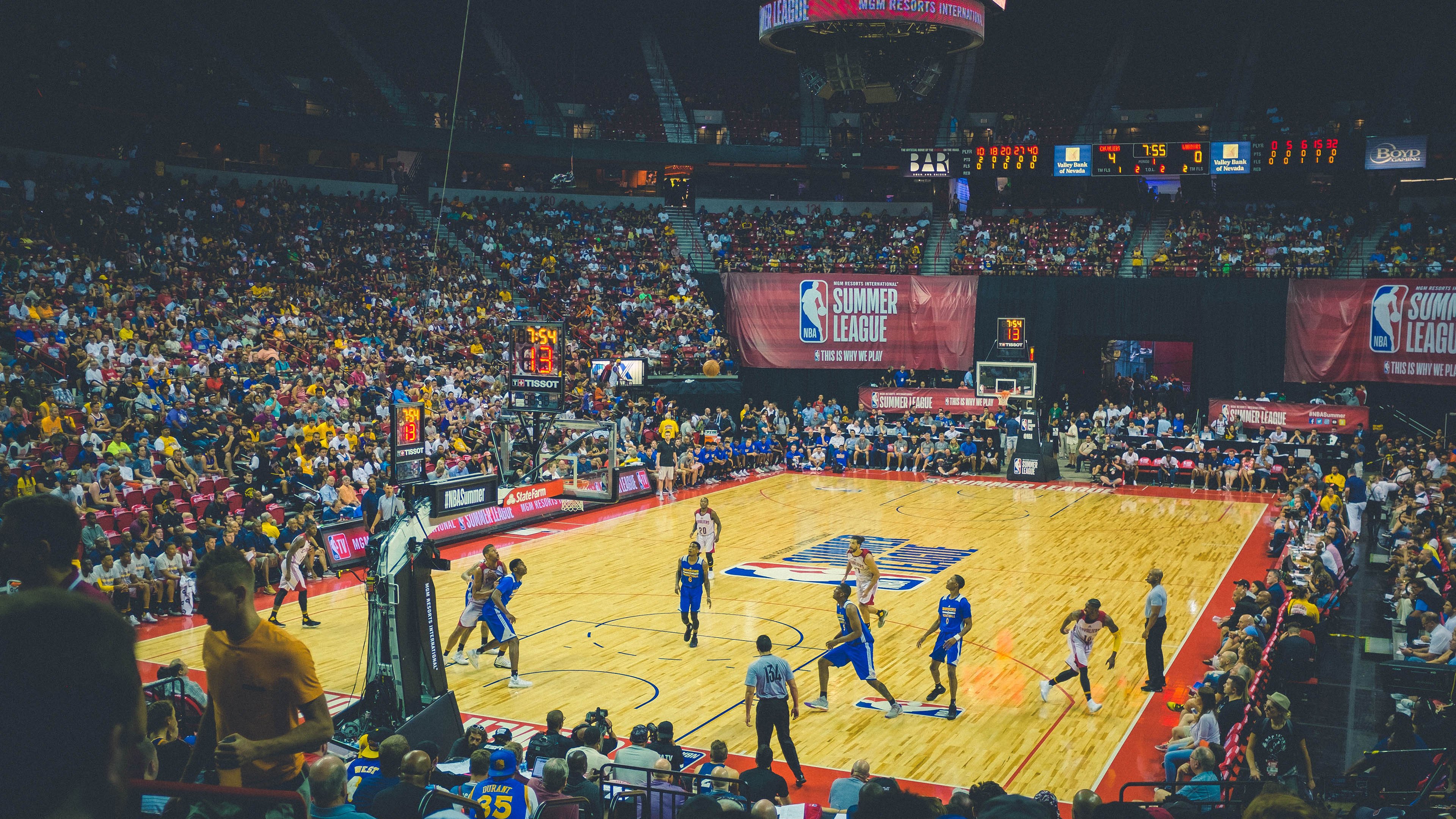 英超抢七大战对决在即！洛杉矶快船演练定位球，洛杉矶湖人密集防守应对